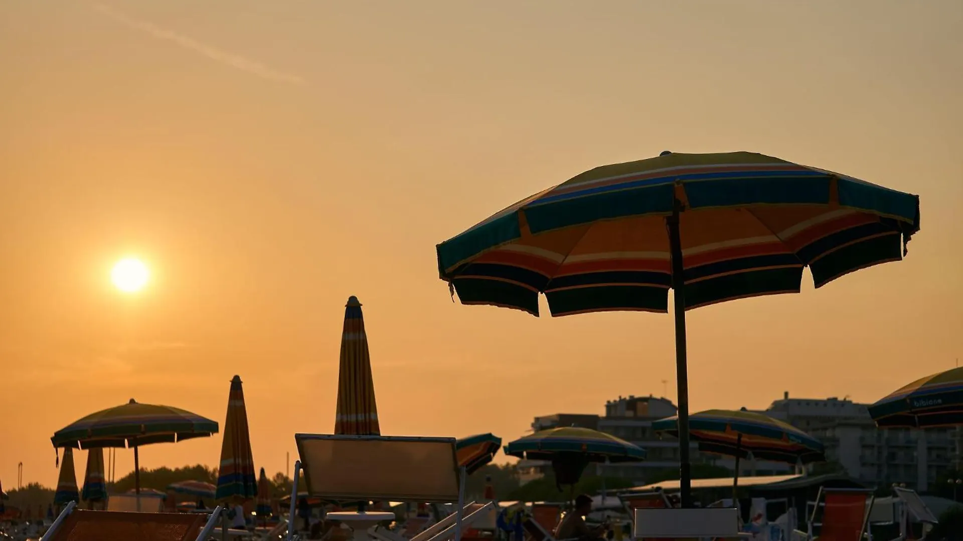 Embrace The Sea Breeze In Bibione Lägenhet